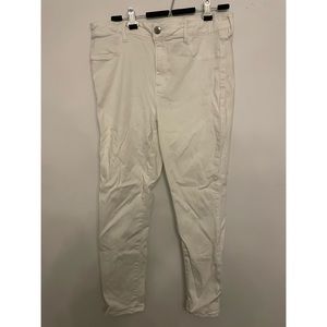 American Eagle White Skinny Jeans. Size 16 short.